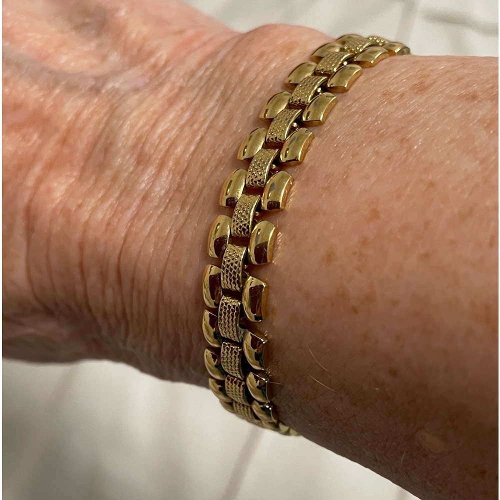 Vintage Monet bracelet, Gold tone, EUC. 8”